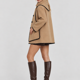 Nellie | Cappotto a Mantella in Lana con Profili a Contrasto