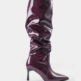 Stivali in pelle sintetica con pieghe e punta affusolata